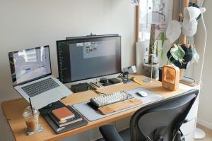 Amenajarea biroului de acasă – Ghid pentru un spațiu confortabil și ergonomic