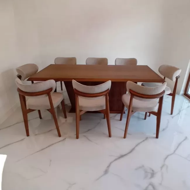 Masă cu 8 scaune, spătar curbat, catifea bej