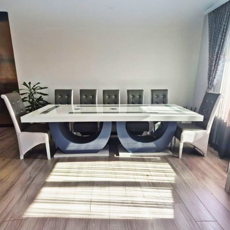 Masă living cu 10 scaune, piele culoare gri cu alb Masă living cu 10 scaune, piele culoare gri cu alb