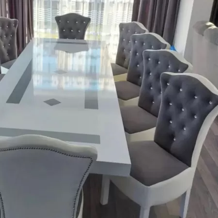Masă cu 10 scaune catifea, alb cu gri