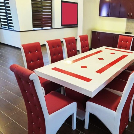 Masă living cu 10 scaune culoare alb cu roșu Masă living cu 10 scaune culoare alb cu roșu