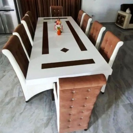 Masă living cu 10 scaune culoare maro cu alb Masă living cu 10 scaune culoare maro cu alb