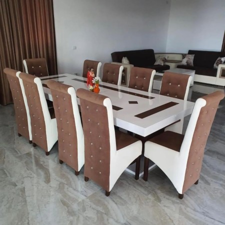 Masă living cu 10 scaune culoare maro cu alb Masă living cu 10 scaune culoare maro cu alb