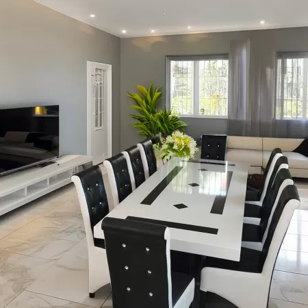 Masă living cu 10 scaune culoare negru cu alb