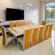 Set masă cu 12 scaune pe culoarea portocaliu cu alb