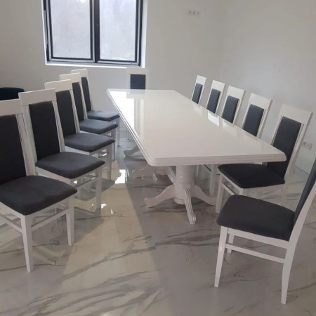 Masă cu 12 scaune lemn masiv alb cu gri Masă cu 12 scaune lemn masiv alb cu gri