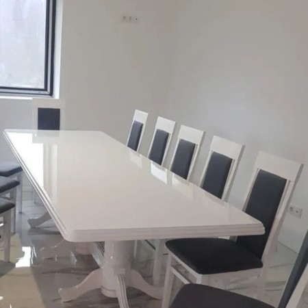 Masă cu 12 scaune lemn masiv alb cu gri Masă cu 12 scaune lemn masiv alb cu gri