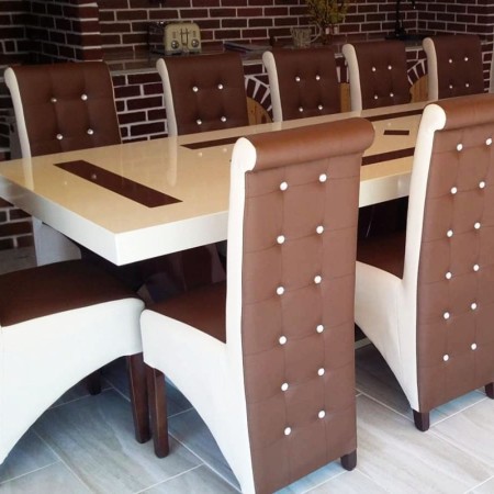 Masă living cu 12 scaune culoare alb cu maro Masă living cu 12 scaune culoare alb cu maro