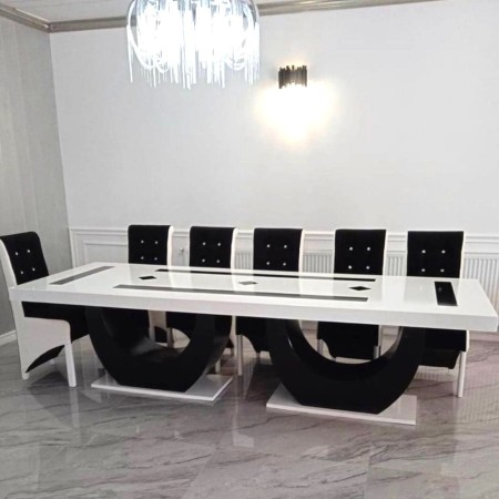 Masă living cu 12 scaune culoare alb cu negru Masă living cu 12 scaune culoare alb cu negru