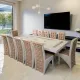 Set masă cu 12 scaune pe culoarea bej cu alb
