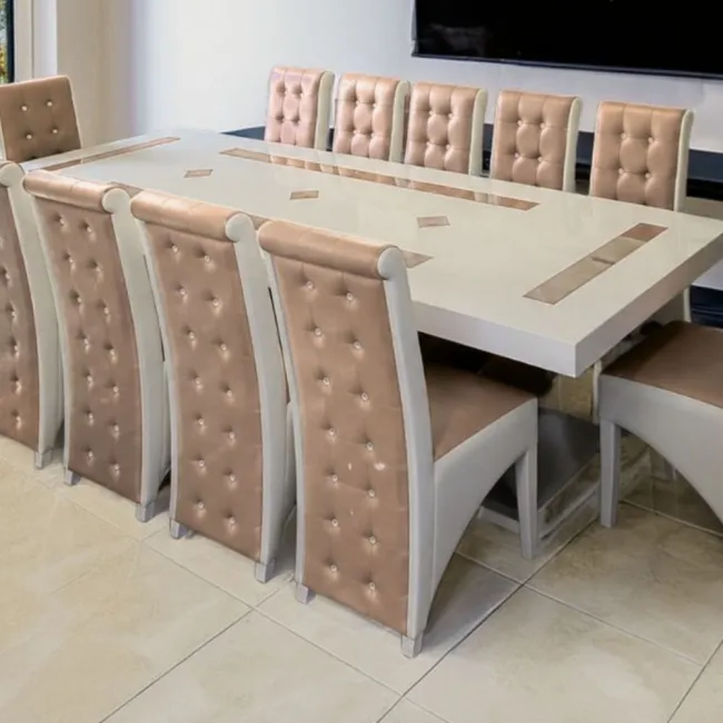 Set masă cu 12 scaune pe culoarea bej cu alb