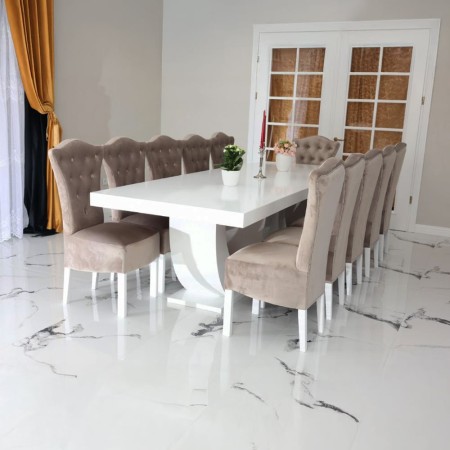 Masă albă cu scaune culoarea crem din catifea