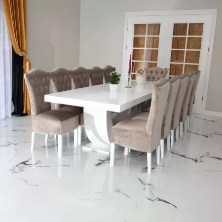 Masă albă cu 12 scaune crem din catifea