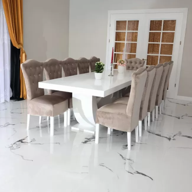 Masă albă cu 12 scaune crem din catifea