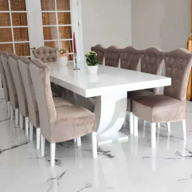 Masă albă cu 12 scaune crem din catifea