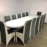 Masă ovală pentru living cu 12 scaune gri cu alb