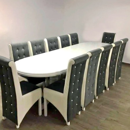 Masă ovală pentru living cu 12 scaune gri cu alb Masă ovală pentru living cu 12 scaune gri cu alb