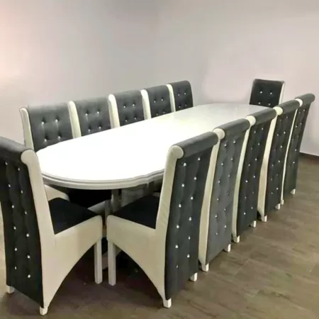 Masă ovală pentru living cu 12 scaune gri cu alb