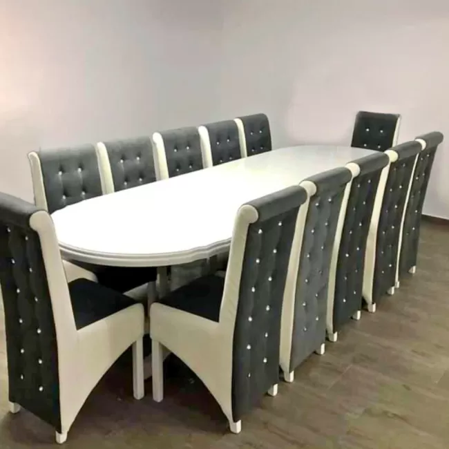 Masă ovală pentru living cu 12 scaune gri cu alb