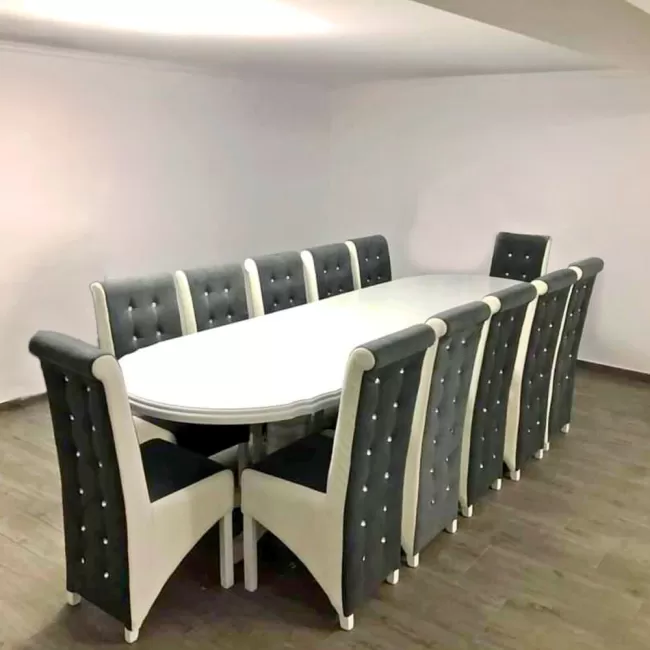 Masă ovală pentru living cu 12 scaune gri cu alb