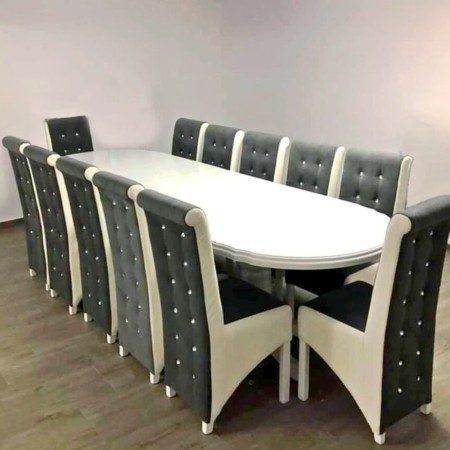 Masă ovală pentru living cu 12 scaune gri cu alb Masă ovală pentru living cu 12 scaune gri cu alb