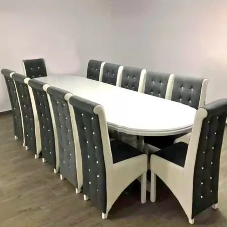 Masă ovală pentru living cu 12 scaune gri cu alb