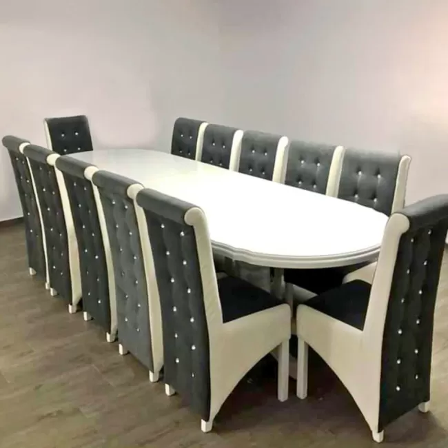 Masă ovală pentru living cu 12 scaune gri cu alb