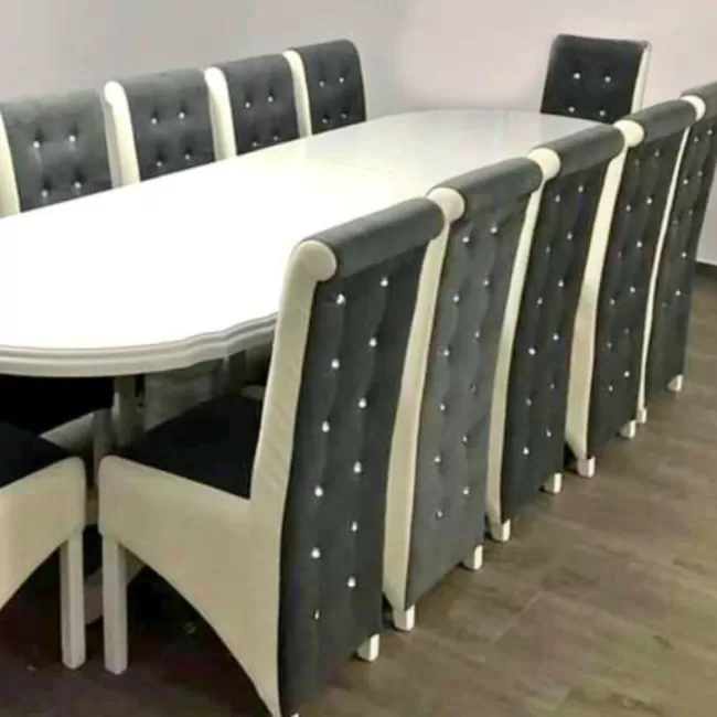 Masă ovală pentru living cu 12 scaune gri cu alb