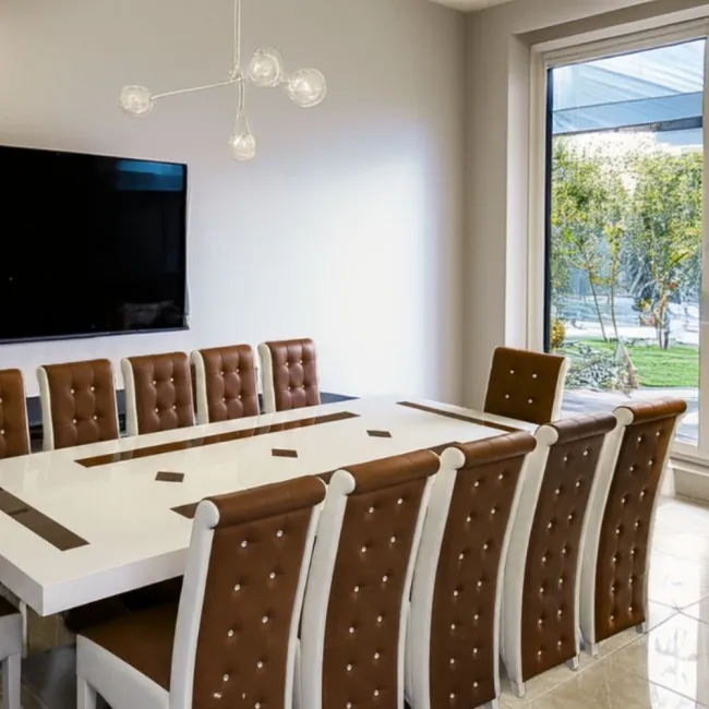 Set masă cu 12 scaune piele eco maro cu alb