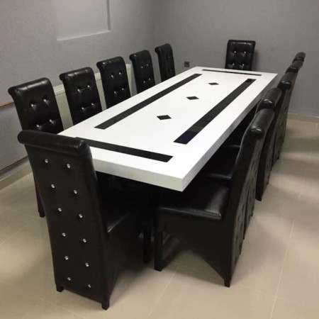 Masă living cu 12 scaune piele culoarea neagră Masă living cu 12 scaune piele culoarea neagră