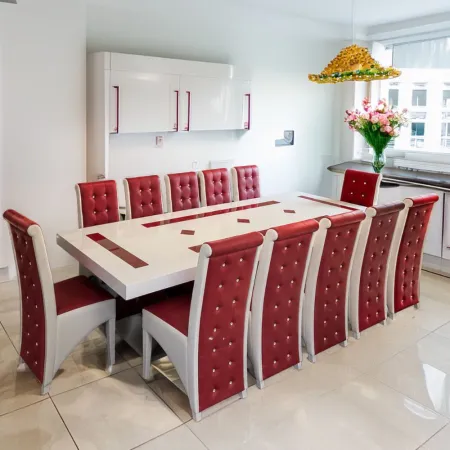 Set masă cu 12 scaune pe culoarea roșu cu alb