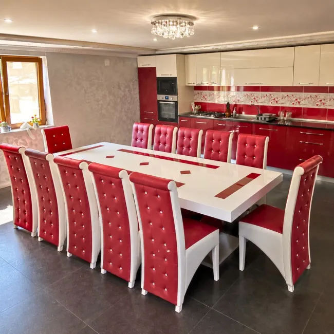 Set masă cu 12 scaune pe culoarea roșu cu alb