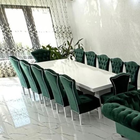 Masă mare de living cu 12 scaune din catifea verde Masă mare de living cu 12 scaune din catifea verde