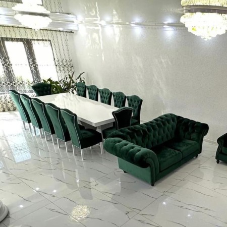 Masă mare de living cu 12 scaune din catifea verde Masă mare de living cu 12 scaune din catifea verde
