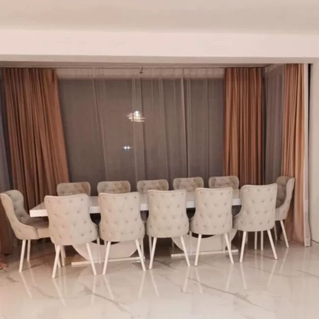 Set masă bucătărie cu 12 scaune pe culoarea crem