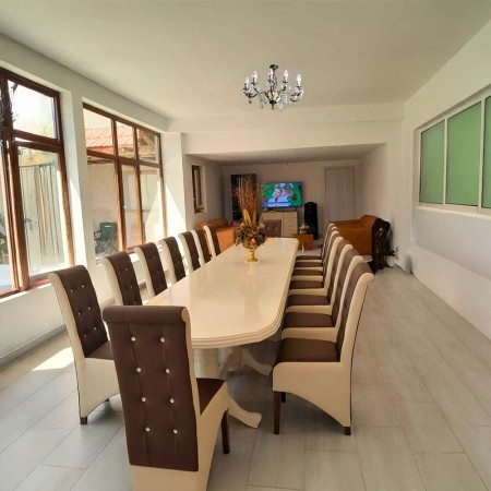 Masă cu 16 scaune elegante, culoare maro cu crem Masă cu 16 scaune elegante, culoare maro cu crem