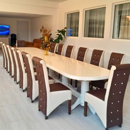 Masă cu 16 scaune elegante, culoare maro cu crem Masă cu 16 scaune elegante, culoare maro cu crem