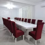 Masă mare cu 18 scaune catifea bordo