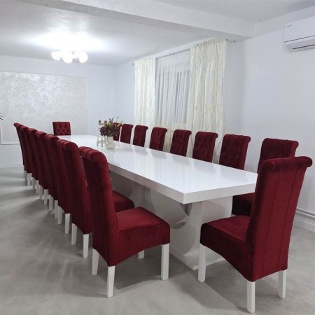 Masă mare cu 18 scaune catifea bordo Masă mare cu 18 scaune catifea bordo
