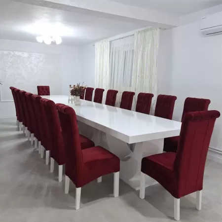 Masă mare cu 18 scaune catifea bordo