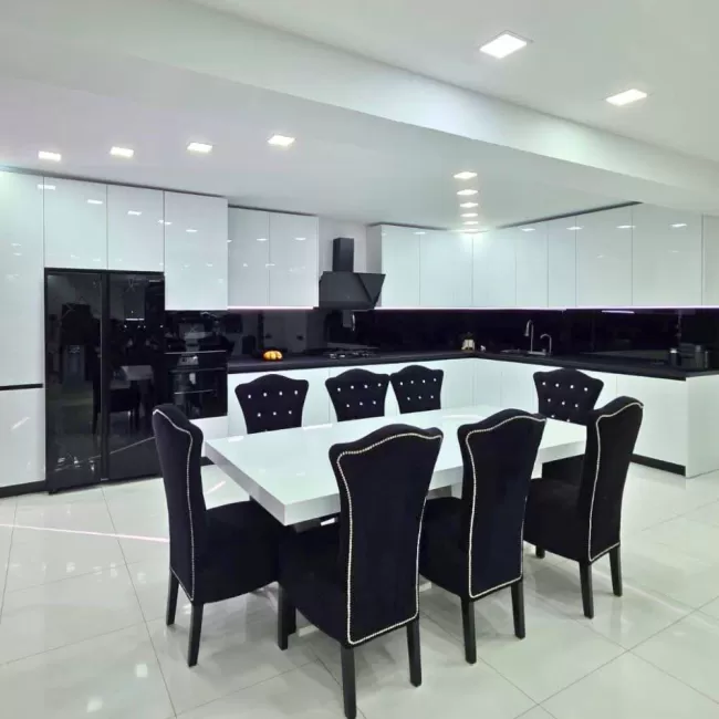 Set masă de 8 persoane cu scaune pe negru