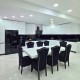 Set masă de 8 persoane cu scaune pe negru