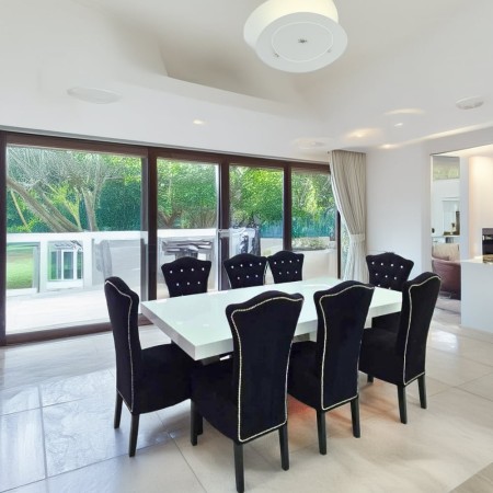 Set masă de 8 persoane cu scaune pe negru