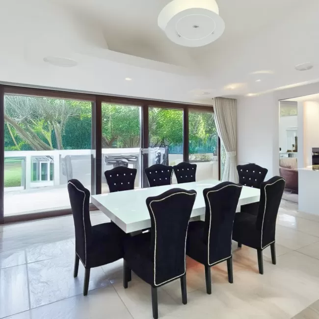 Set masă de 8 persoane cu scaune pe negru