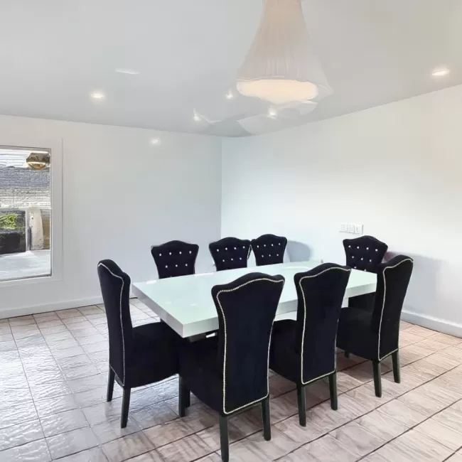 Set masă de 8 persoane cu scaune pe negru