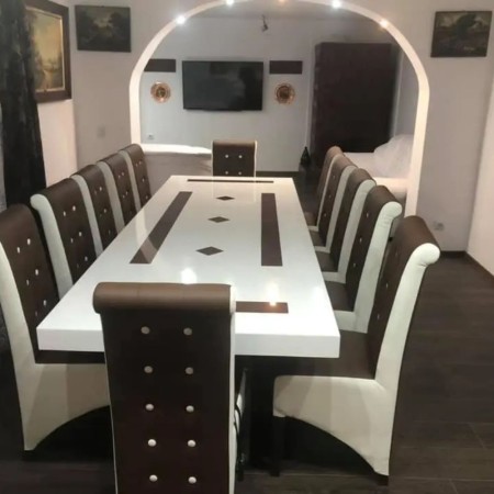 Masă cu 12 scaune maro cu alb Zara Masă cu 12 scaune maro cu alb Zara