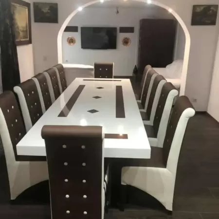 Masă cu 12 scaune maro cu alb Zara