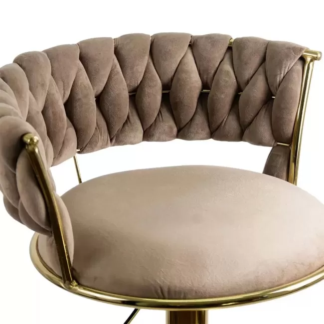 Scaune de bar din catifea cu bază aurie pe culoarea bej