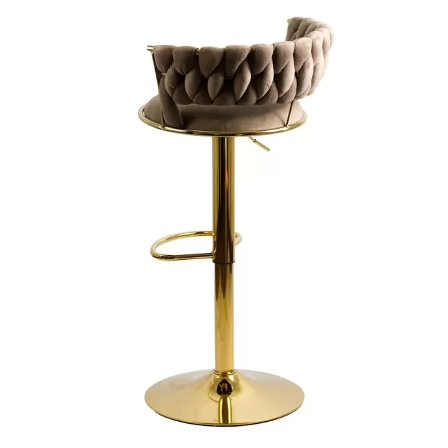 Scaune de bar din catifea cu bază aurie pe culoarea bej