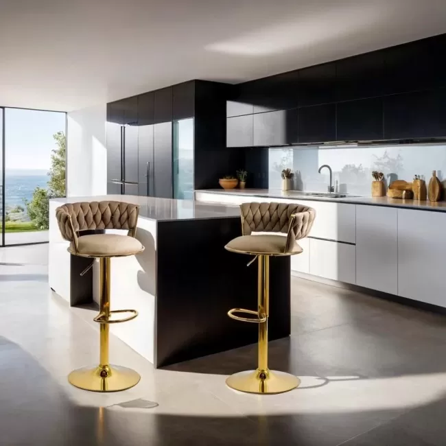 Scaune de bar din catifea cu bază aurie pe culoarea bej